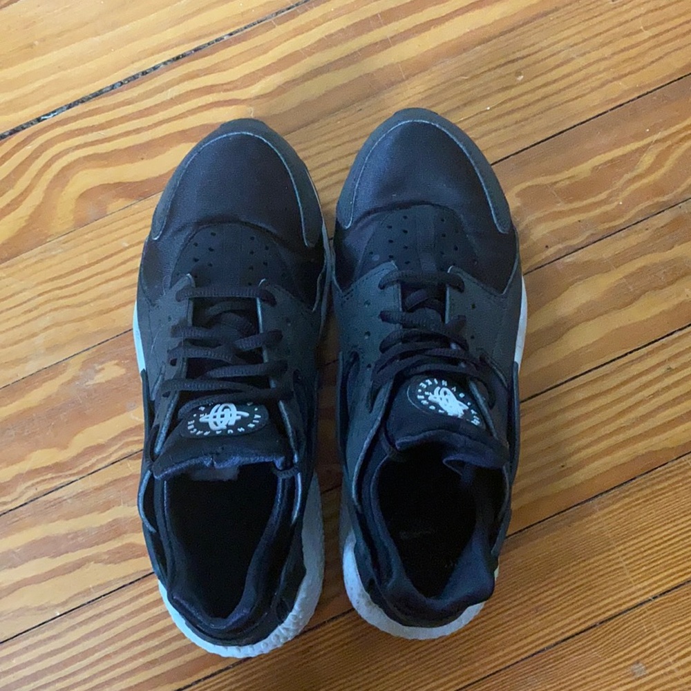 9.5 WOMANS BLACK HUARACHE